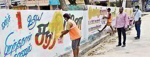 திருநெல்வேலியில் நகர்ப்புற உள்ளாட்சி தேர்தலையொட்டி அரசியல் கட்சியினரின் சுவரொட்டிகள், சுவர் விளம்பரங்கள் அழிக்கப்பட்டன. படங்கள்: மு. லெட்சுமி அருண்