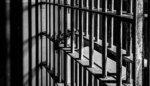 புதுச்சேரி: சரக்கு வாகனத்தில் வைத்து கஞ்சா, செல்போன்களை சிறைக்குள் எடுத்துச் சென்றவர் கைது