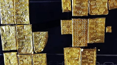 12 கிலோ தங்கம் கடத்தப்பட்ட விவகாரம்: விமான நிலைய ஊழியர்களிடம் அதிகாரிகள் விசாரணை