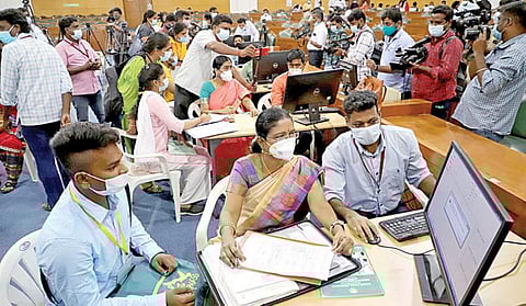 எம்பிபிஎஸ், பிடிஎஸ் படிப்புகளுக்கான சிறப்புப் பிரிவு கலந்தாய்வு, சென்னை அரசு பன்னோக்கு உயர் சிறப்பு மருத்துவமனையில் நேற்று நடைபெற்றது. இதில், மாற்றுத் திறனாளிகள், முன்னாள் ராணுவ வீரர்களின் வாரிசு, விளையாட்டு வீரர் பிரிவுகளுக்கான மாணவர்கள் பங்கேற்றனர்.படம்: ம.பிரபு