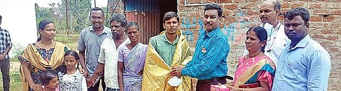 சென்னை மருத்துவ கல்லூரியில் மருத்துவம் படிக்கும் வாய்ப்பை பெற்றுள்ள அரசு பள்ளி மாணவர் பிரகாஷ்ராஜிக்கு சால்வை அணித்து வாழ்த்து தெரிவித்த சேத்துப்பட்டு வட்டாட்சியர் கோவிந்தராஜன்.