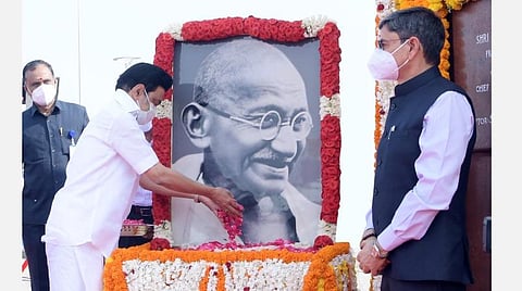 மகாத்மா காந்தி நினைவு நாள்: முதல்வர், ஆளுநர் அஞ்சலி