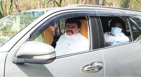 விருதுநகர் மாவட்ட குற்றப் பிரிவு அலுவலகத்தில் விசாரணைக்காக ஆஜரான முன்னாள் அமைச்சர் கே.டி.ராஜேந்திரபாலாஜி கரோனா தொற்று காரணமாக திருப்பிஅனுப்பிவைக்கப்பட்டார்.