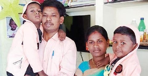 பல் மருத்துவம் படிக்க இடம் கிடைத்த மகிழ்ச்சியில் தருமபுரியைச் சேர்ந்த பிரபு, மனைவி மகன்களுடன் உள்ளார்.