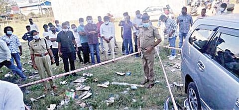 கொள்ளை அடிக்கப்பட்டு சென்ற பத்திரப்பதிவு அலுவலகத்தில் தெலங்கானா போலீஸார் தீவிர விசாரணை நடத்தி வருகின்றனர்.