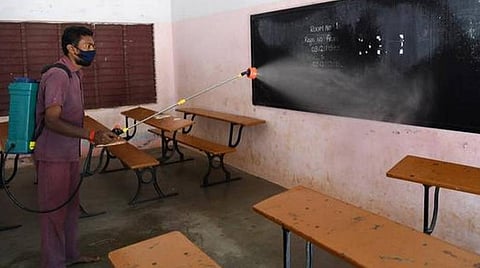 1 முதல் 12-ம் வகுப்பு வரையிலான பள்ளிகள் மற்றும் கல்லூரிகள் திறப்பு; அனைத்து மாணவர்களுக்கும் இன்று முதல் நேரடி வகுப்புகள்: கரோனா வழிகாட்டு நெறிமுறைகளை பின்பற்ற அறிவுறுத்தல்