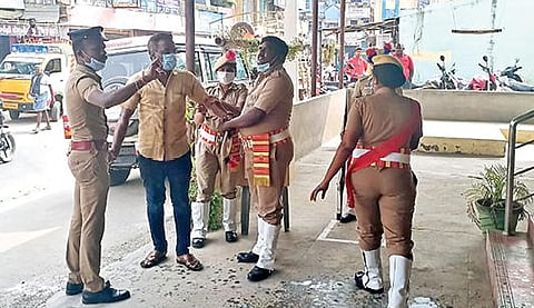 திருப்பத்தூர் எஸ்.பி., அலுவலகத்தில் நேற்று தீக்குளிக்க முயன்ற செந்தில் குமாரை மீட்ட காவல் துறையினர்.