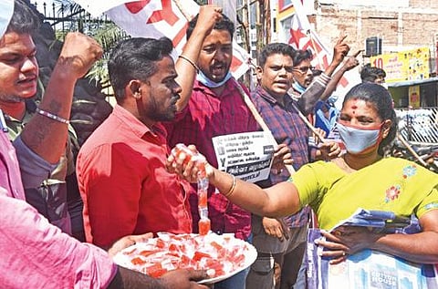 மத்திய அரசின் பட்ஜெட், மக்களுக்கு அல்வா கொடுத்து ஏமாற்றியது போல் இருப்பதாக கூறி, பொதுமக்களுக்கு அல்வா கொடுக்கும் ஆர்ப்பாட்டத்தை இந்திய ஜனநாயக வாலிபர் சங்கத்தினர் நடத்தினர். படம்: எம்.சாம்ராஜ்