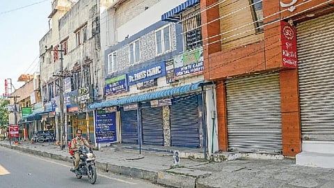 சென்னையை அடுத்த மடிப்பாக்கம் 188-வது திமுக வட்டச் செயலாளர் செல்வம் நேற்று முன்தினம் கொலை செய்யப்பட்டதையடுத்து, அப்பகுதி முழுவதும் நேற்று கடைகள் மூடப்பட்டு சாலைகள் வெறிச்சோடி காணப்பட்டன. படம்: பு.க.பிரவீன்