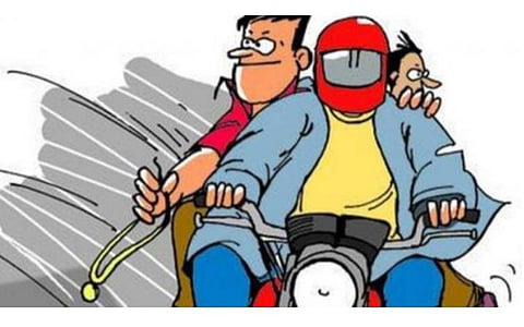 முகக்கவசம் அணியவில்லை என கூறி கரோனா தடுப்பு அதிகாரிகள் போல் நடித்து மாநில தேர்தல் ஆணைய பெண் அதிகாரியிடம் 10 பவுன் பறிப்பு