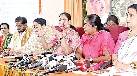 சென்னையில் நேற்று செய்தியாளர்களுக்குப் பேட்டியளித்த முன்னாள் எம்.பி. விஜயசாந்தி. உடன், தஞ்சை மாணவி தற்கொலை தொடர்பாக பாஜக சார்பில் விசாரணை நடத்திய சந்தியா ரே, சித்ரா தாய்வாக், கீதா விவேகானந்தன் மற்றும் பாஜக தேசிய மகளிரணித் தலைவர் வானதி சீனிவாசன் உள்ளிட்டோர். படம்: ம.பிரபு