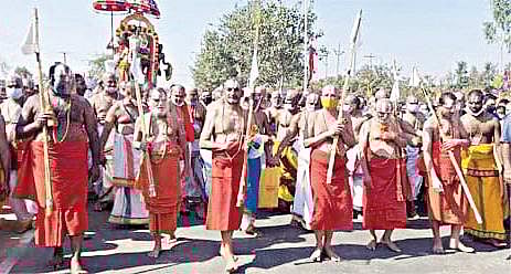 ஹைதராபாத்தில் அமைக்கப்பட்டுள்ள ராமானுஜரின் சமத்துவ சிலை திறப்பு விழாவுக்கான யாக பூஜைகள் நேற்று தொடங்கின. அதற்கு முன் யாகசாலைக்கு திரிதண்டி சின்ன ஜீயர் சுவாமிகள் தலைமையில் நூற்றுக்கணக்கானோர் ஊர்வலமாக வந்தனர்.