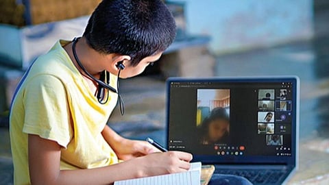 எதிர்காலத்தை இருளாக்கிவிடுமா இணையவழித் தேர்வு?