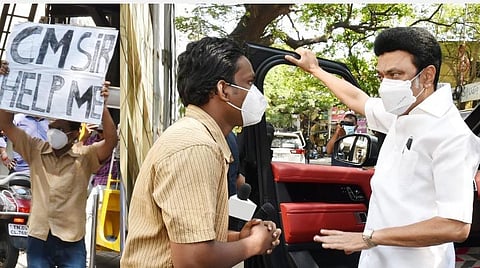 நீட் எதிர்ப்பு | தமிழக முதல்வரை பதாகையுடன் சாலையில் சந்தித்து நன்றி தெரிவித்த ஆந்திர மாணவர்!