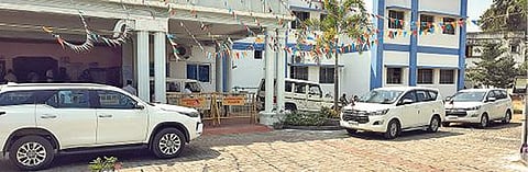 திருவண்ணாமலை நகராட்சி அலுவலகம் உள்ளே அமைச்சர் எ.வ.வேலுவின் மகன் கம்பனின் கார் உட்பட 3 கார்கள் நிறுத்தி வைக்கப்பட்டுள்ளன.