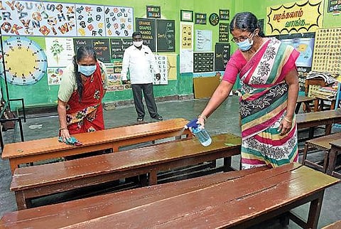 புதுச்சேரியில் பள்ளிகள் திறக்கப்படுவதையடுத்து, அரசு எக்கோல் ஆங்கில பள்ளியில் வகுப்பறைகளை சுத்தம் செய்யும் பணியில் ஈடுபட் டுள்ள பணியாளர்கள். படம்: எம்.சாம்ராஜ்