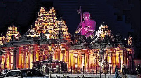 இரவில் ‘லேசர் ஷோ’ விளக்கொளியில் மின்னும் ராமானுஜர் சிலை.