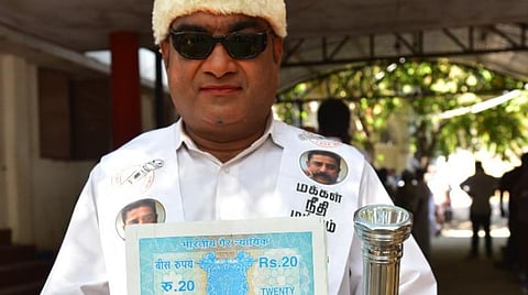 மதுரை: எம்ஜிஆர் வேடத்தில் வேட்புமனு தாக்கல் செய்த மநீம வேட்பாளர்