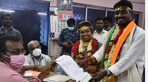 நகர்ப்புற உள்ளாட்சி தேர்தலுக்கு வேட்புமனு தாக்கல் செய்த வினோத்குமார்.