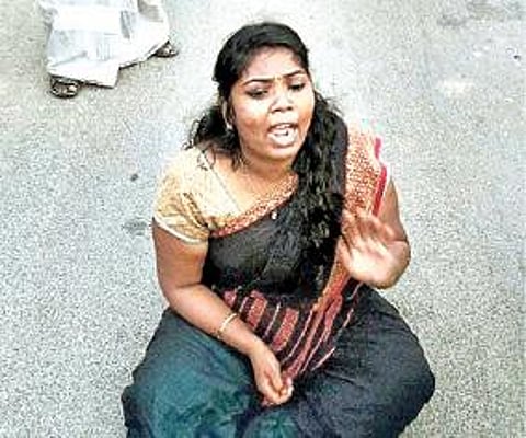 சாலை மறியலில் ஈடுபட்ட ரத்திகா.