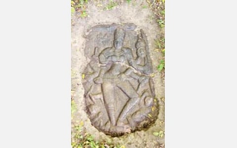 தெள்ளாறு அருகே பென்னாடகரன் கிராமத்தில் கண்டெடுக்கப்பட்ட கொற்றவை சிற்பம்.