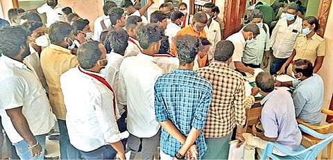 தி.மலை நகராட்சி அலுவலகத்தில் வேட்பு மனுக்களை தாக்கல் செய்ய வந்தவர்களை நேற்று கூட்டத்தை கூட்டி விவரங்களை சேகரித்த தனிப்பிரிவு காவல் துறையினர்.படம்: இரா.தினேஷ்குமார்.