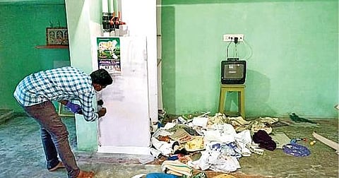 திருப்பத்தூர் அடுத்த குரும்பேரியில் ஓய்வுபெற்ற அரசு பள்ளி ஆசிரியர் குப்புசாமி வீட்டில் நேற்று சோதனை நடத்திய கைரேகை நிபுணர்.