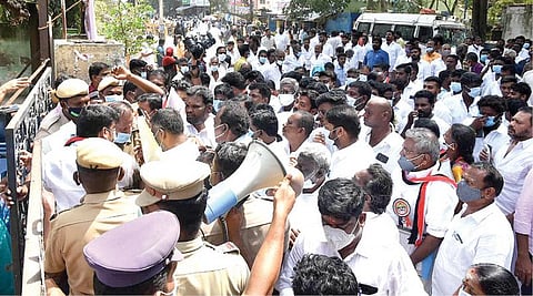 வேட்பு மனு தாக்கல் செய்வதற்காக ராமநாதபுரம் நகராட்சி அலுவலகம் முன் காத்திருந்த திமுக, அதிமுக கட்சியினர். படம்: எல்.பாலச்சந்தர்