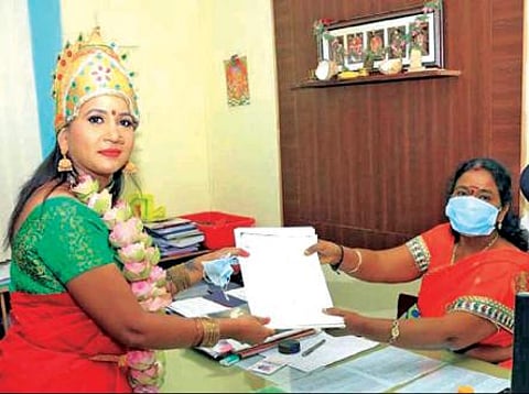 பாரத மாதா வேடமணிந்து வந்த பாஜக வேட்பாளர். படங்கள்: ஜெ.மனோகரன்