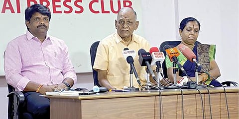 சென்னையில் ஆர்எஸ்எஸ் தென் பாரத செயலாளர் இராஜேந்திரன் நேற்று செய்தியாளர்களை சந்தித்தார். அருகில், இந்து முன்னணியின் சென்னை மாநகர தலைவர் ஏ.டி.இளங்கோவன், மதுரையில் கைது செய்யப்பட்ட ராசாகண்ணுவின் சகோதரி சித்ரா.