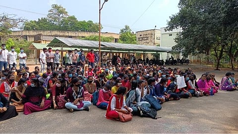 புதுச்சேரி: பட்ட மேற்படிப்பு மைய மாணவர்கள் போராட்டம் எதிரொலி - ஆன்லைன் தேர்வுக்கு அனுமதி