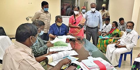 ஒருங்கிணைந்த வேலூர் மாவட்டத்தில் நகர்ப்புற உள்ளாட்சி தேர்தலில் நாளை இறுதி வேட்பாளர் பட்டியல் வெளியீடு: ஒரு மாநகராட்சி, ஒரு பேரூராட்சி வார்டில் திமுக வேட்பாளர்கள் போட்டியின்றி தேர்வு