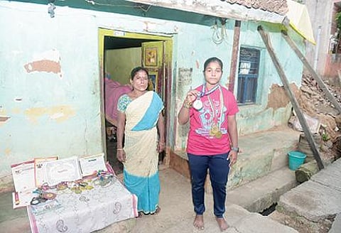 வலுதூக்கும் வீராங்கனை கவிதா. படம்:வி.எம்.மணிநாதன்.