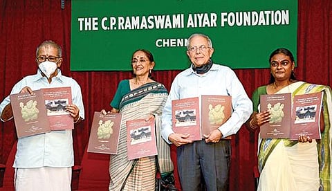 சென்னையில் சி.பி.ராமசாமி ஐயர் அறக்கட்டளை சார்பில் காவேரிப்பாக்கம் வரலாறு, காஞ்சிபுரம் உள்நாட்டு கட்டிடக் கலை நூல்களை வெளியிட்டார்‘இந்து’ என்.ரவி. உடன், அறக்கட்டளைத் தலைவர் நந்திதா கிருஷ்ணன், நூலாசிரியர்கள் வி.என்.னிவாச தேசிகன், ஜே.சுமதி.படம்: பு.க.பிரவீன்