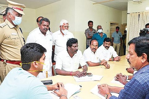 வேலூர் மாவட்ட தேர்தல் பார்வையாளர் பிரதாபிடம் அதிமுக மாநகர மாவட்ட செயலாளர் எஸ்ஆர்கே அப்பு தலைமையிலான அதிமுகவினர் நேற்று புகார் மனு அளித்தனர்.