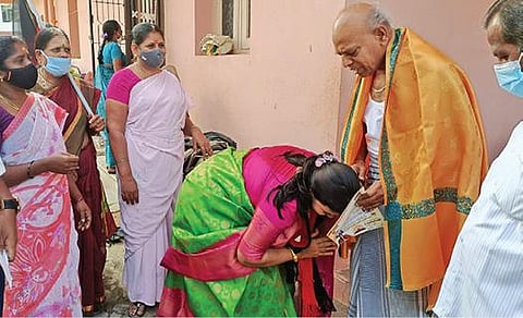 திண்டுக்கல்லில் வாக்காளர் காலில் விழுந்து வாக்கு சேகரிக்கும் திமுக வேட்பாளர் இந்திராணி.