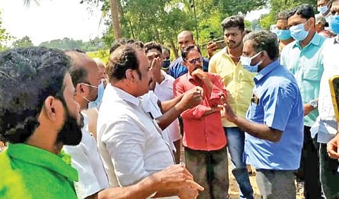 புவனகிரி அருகே உள்ள தம்பிக்குநல்லான்பட்டினம் கிராம மக்களிடம் புவனகிரி வட்டாட்சியர் அன்பழகன் மற்றும் அதிகாரிகள் பேச்சுவார்த்தையில் ஈடுபட்டனர்.