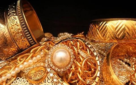 கோவை: மளிகை வியாபாரியை கடத்தி நகை, காசோலைகள் பறிப்பு: போலீஸார் போல நடித்த 4 பேர் தலைமறைவு