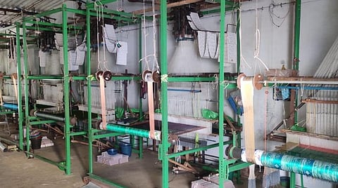 குமாரபாளையத்தில் பட்டு ஜவுளி ரக உற்பத்தி நிறுத்தப்பட்டுள்ளதால் கைத்தறி பட்டு ஜவுளி உற்பத்திக் கூடம் தொழிலாளர்களின்றி காணப்படுகிறது.