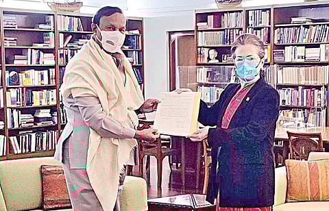 சமூகநீதிக் கூட்டமைப்பில் இணையுமாறு அழைப்பு விடுத்து முதல்வர் ஸ்டாலின் எழுதிய கடிதத்தை காங்கிரஸ் தலைவர் சோனியா காந்தியிடம் ஒப்படைத்தார் திமுக மக்களவைக் குழுத் தலைவர் டி.ஆர்.பாலு.