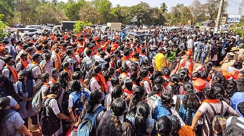 இவை நல்லதல்ல... மாணவர் சமூகம் அமைதிகாக்க வேண்டும்: ஹிஜாப் விவகாரத்தில் கர்நாடக உயர் நீதிமன்றம் அறிவுரை