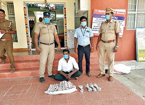 ஆலங்காயம் அருகே உரிமம் இல்லாமல் ஜெலட்டின் குச்சிகள், டெட்டனேட்டர்களை கடத்திச்சென்ற தொழிலாளி ராஜேந்திரனை காவல் துறையினர் கைது செய்தனர்.