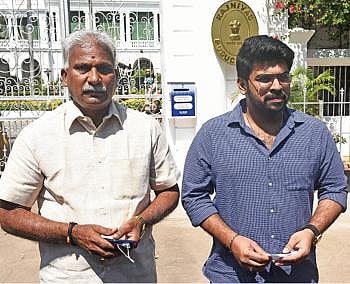 புதுச்சேரி ஆளுநர் மாளிகையில் துணைநிலை ஆளுநர் தமிழிசையை சந்தித்துவிட்டு வெளியே வந்த பாஜக ஆதரவு சுயேச்சை எம்எல்ஏக்கள் சிவசங்கரன், கொல்லப்பள்ளி சீனிவாச அசோக். படம்: எம்.சாம்ராஜ்