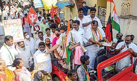 சென்னையில் நேற்று காங்கிரஸ் வேட்பாளர் முத்தழகனை ஆதரித்து பிரச்சாரம் செய்த மாநில தலைவர் கே.எஸ்.அழகிரி.படம்: பு.க.பிரவீன்