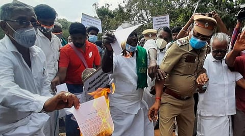 நெல் கொள்முதலில் ஆன்லைன் பதிவை கண்டித்து தஞ்சையில் அரசாணை நகல் எரிப்புப் போராட்டம்