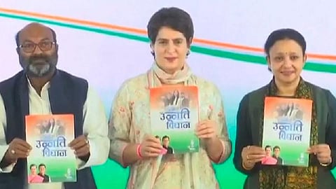 ’10 நாட்களில் விவசாயக் கடன் ரத்து’ - உ.பி.யில் 3-வது தேர்தல் அறிக்கையை வெளியிட்ட பிரியங்கா வாக்குறுதி