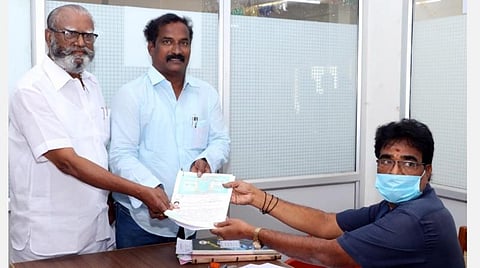 இ.கம்யூ. கட்சிக்கு ஒதுக்கிய இடத்தில் திமுக வார்டு செயலாளர் போட்டி: கருணாநிதி நண்பரின் மகனுக்கு திமுகவினர் துரோகம்!