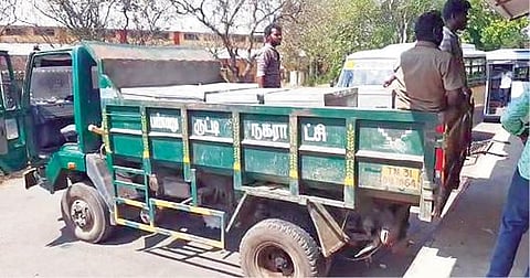 பண்ருட்டி நகராட்சிக்கு சொந்தமான குப்பை அள்ளும் வண்டியில் கொண்டு செல்லப்படும் மின்னணு வாக்குப் பதிவு இயந்திரங்கள்.