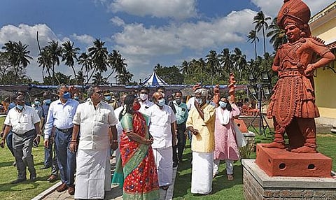 சுடுகளிமண் சிற்பப் பூங்காவில் இடம் பெற்றுள்ள சிற்பங்கள் குறித்து ஆளுநர் தமிழிசையிடம் பத்ம விருது பெற்ற சுடுகளிமண் சிற்பக் கலைஞர் முனுசாமி விளக்குகிறார்.படம்: எம்.சாம்ராஜ்
