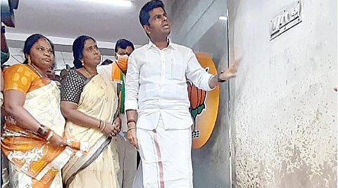 சென்னை தியாகராய நகரில் உள்ள பாஜக தலைமை அலுவலகமான கமலாலயத்தில் பெட்ரோல் குண்டு வீசப்பட்ட இடத்தை மாநில பாஜக தலைவர் அண்ணாமலை நேற்று பார்வையிட்டார். படம்: க.பரத்